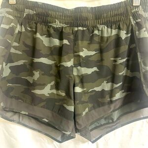 Athleta green camo Print mesh racer run short. Women's Shorts size medium 4”